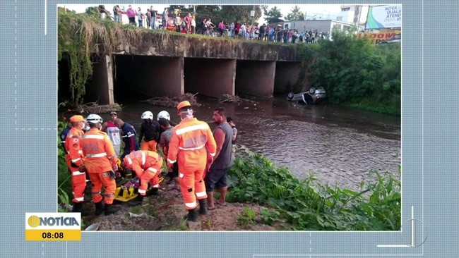 Duas pessoas ficam feridas após carro cair dentro do ribeirão Ipanema, em Ipatinga