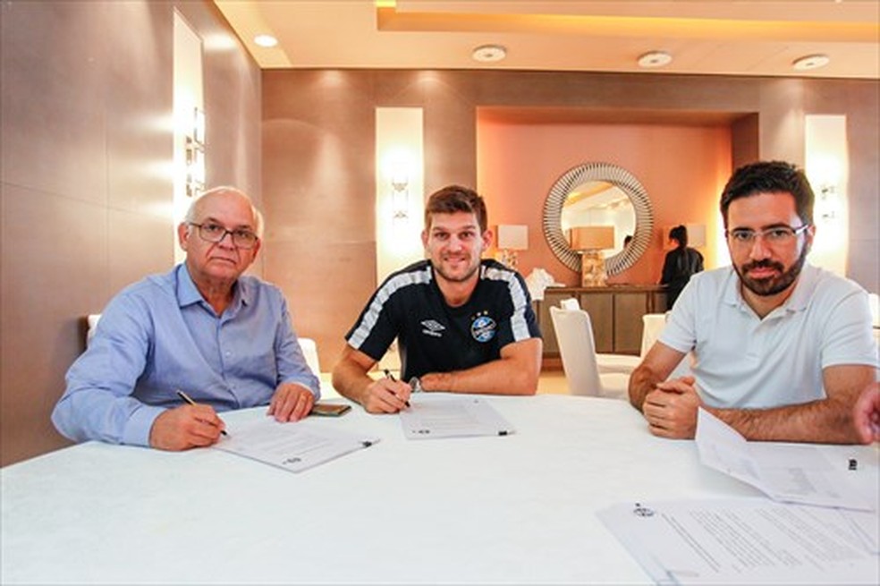 Kannemann assinou vínculo durante viagem (Foto: Lucas Uebel/Divulgação Grêmio)