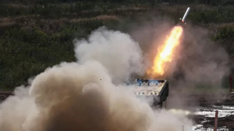 Armas termobáricas podem ser lançadas de veículos como este lançador de foguetes múltiplos TOS-1A Solntsepyok (Foto: Getty Images )