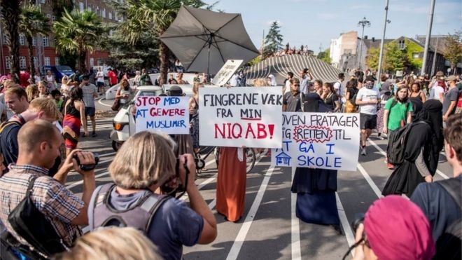 Proibição do véu islâmico na capital dinamarquesa provocou protestos: o governo nega acusações de perseguição religiosa (Foto: Reuters/Via BBC News Brasil)