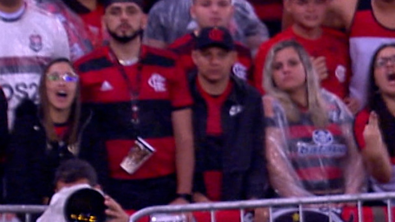 Morrinho 'zagueiro'? Marinho tenta cruzamento, mas manda bola longe