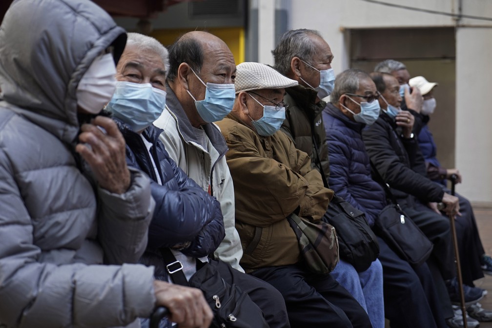 Idosos se protegem com máscaras em Hong Kong, na China, nesta quinta-feira (30) — Foto: AP Photo/Kin Cheung