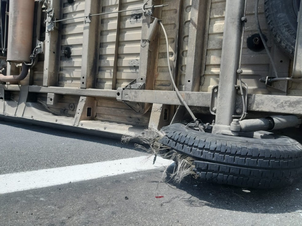 Van ficou com pneu estourado em acidente na Rodovia Ayrton Senna em Itaquaquecetuba — Foto: Maiara Barbosa/TV Diário