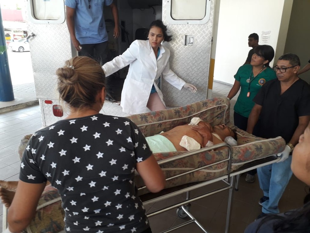 Venezuelano ferido chega a hospital em Boa Vista — Foto: Pedro Barbosa/G1 RR