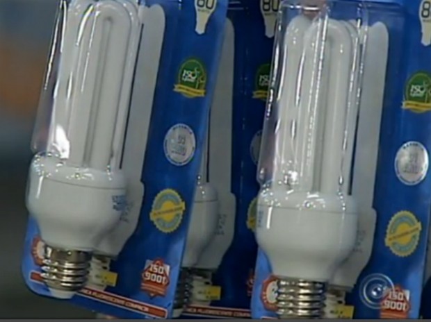 Uma das opções para o consumidor é utilizar as lâmpadas fluorescentes (Foto: Reprodução/ TV TEM)