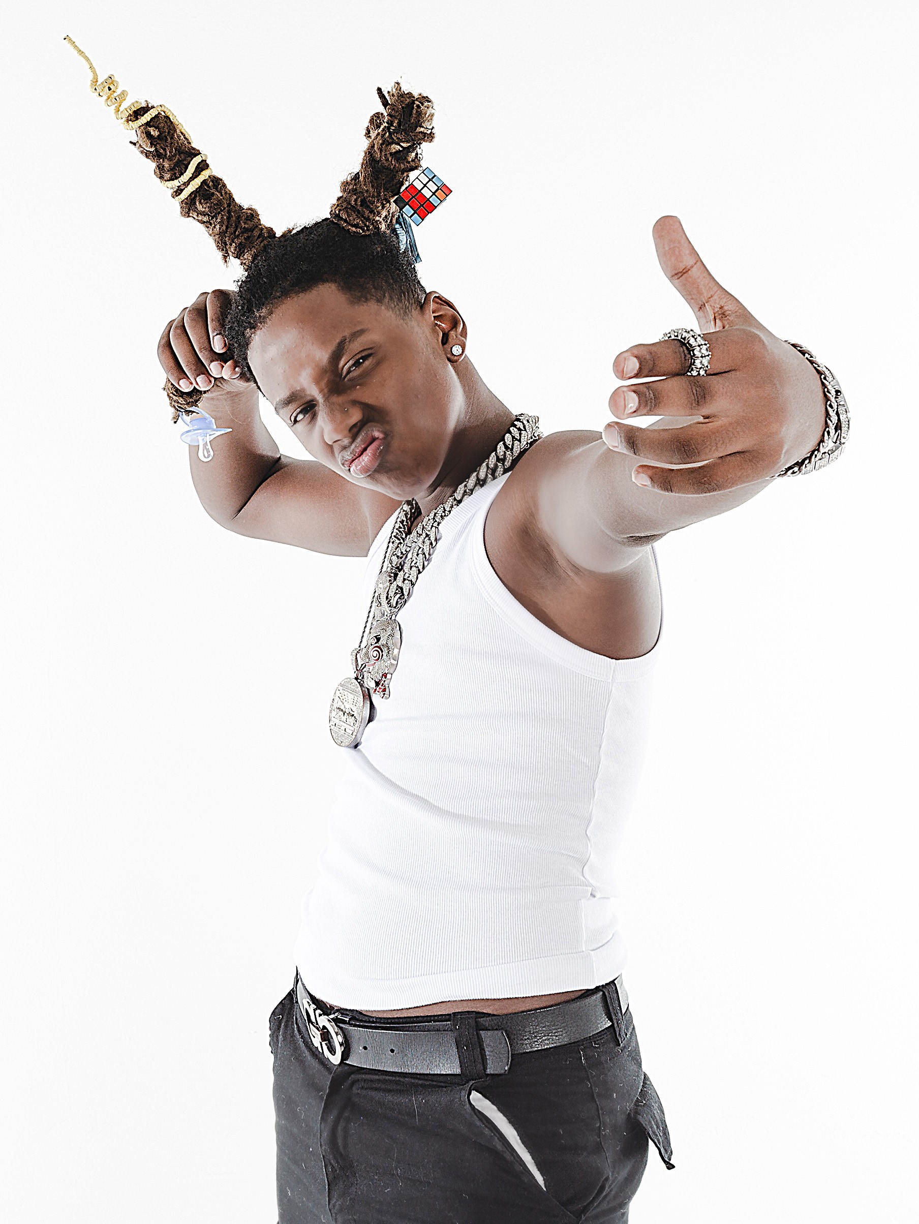 MC Caverinha se apresenta como 'O preto mais caro' em single com inédito trap ostentação