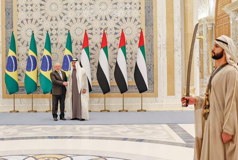 Lula é recepcionado presidente dos Emirados Árabes Unidos e emir de Abu Dhabi, xeque Mohammed bin Zayed Al Nahyan