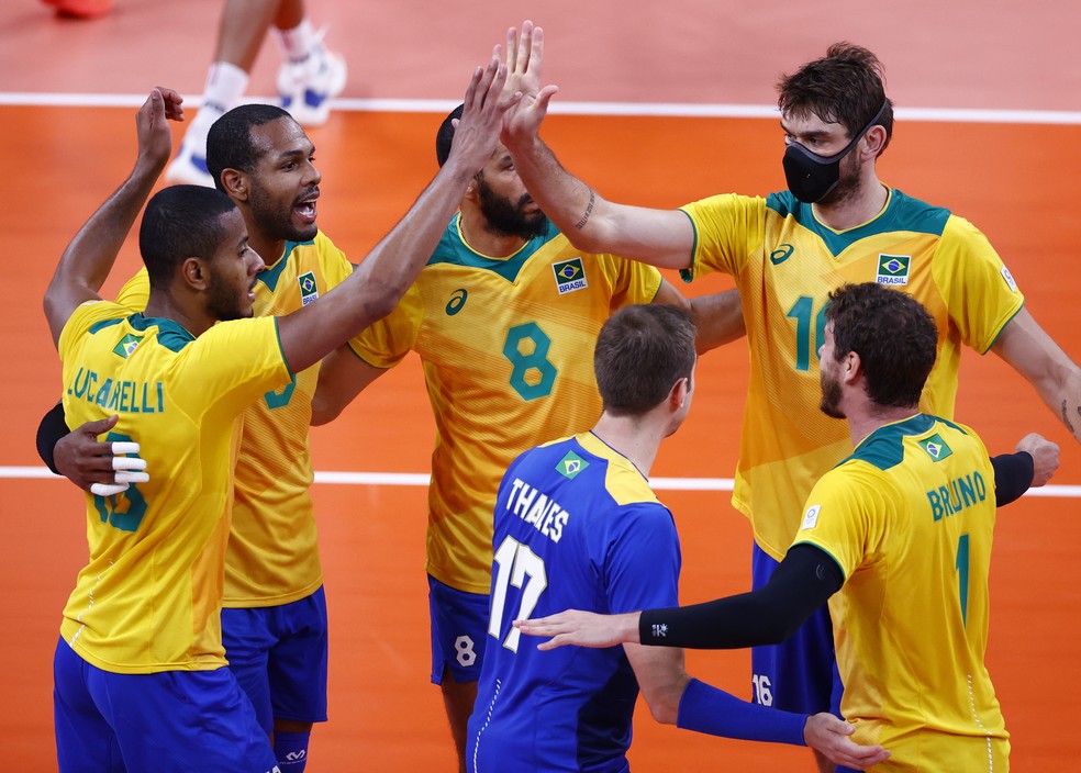Jogadores brasileiros comemoram vitória sobre a França — Foto: Carlos Garcia Rawlins/Reuters