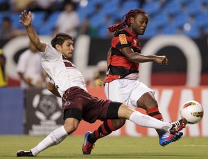 Diego Luis Braghieri do Lanús e Vagner Love do Flamengo (Foto: AP)