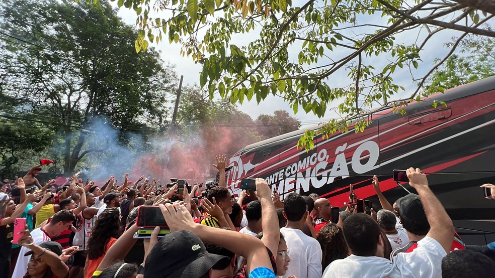 &Ocirc;nibus do Flamengo deixa o Ninho rumo ao Gale&atilde;o &mdash; Foto: Leticia Marques / ge