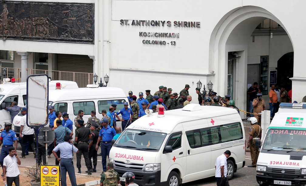 Equipes de seguranÃ§a e resgate na frente de igreja em Colombo, na capital do Sri Lanka â€” Foto: Dinuka Liyanawatte/Reuters