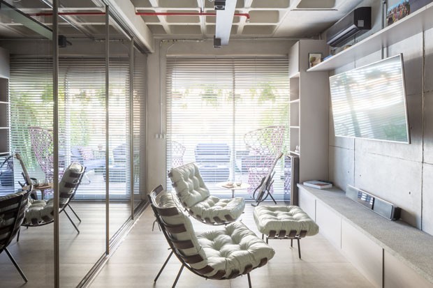 Reforma transforma imóvel de 60 m² em estúdio moderno e funcional (Foto: Haruo Mikami)