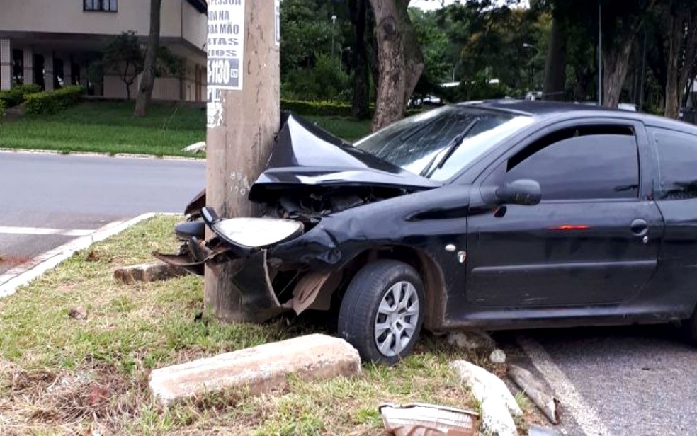 Carro conduzido por motorista sem habilitação e com sinais de embriaguez bate em poste na 606 Norte, em Brasília (Foto: Polícia Militar/Divulgação)