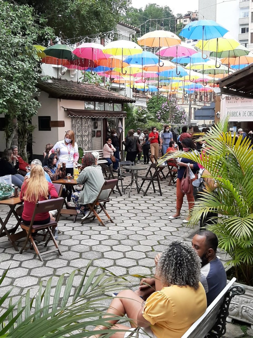 Guarda-chuvas coloridos enfeitam espaço gastronômico em Petrópolis, RJ, e fazem sucesso entre turistas — Foto: Elaine Lúcia Ferreira