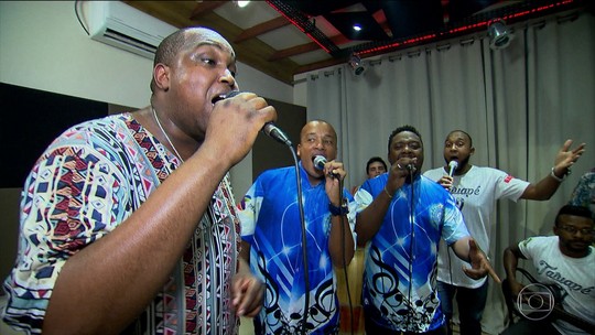 Escola de samba de SP usa estúdio para afinar canto e garantir harmonia