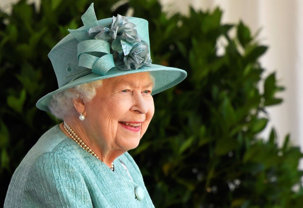 Rainha Elizabeth II sorri durante uma cerimônia militar oficial para marcar seu aniversário no Castelo de Windsor, na Inglaterra — Foto:  Toby Melville / AP