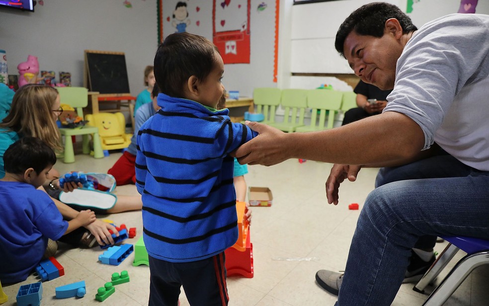Crianças em abrigo para imigrantes no Texas; espaços são administrados pelo Departamento de Saúde e Serviços Sociais (Foto: Spencer Platt/Getty Images/AFP )
