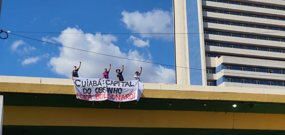 Manifestantes instalam faixas em protesto à visita do presidente na capital — Foto: Reprodução