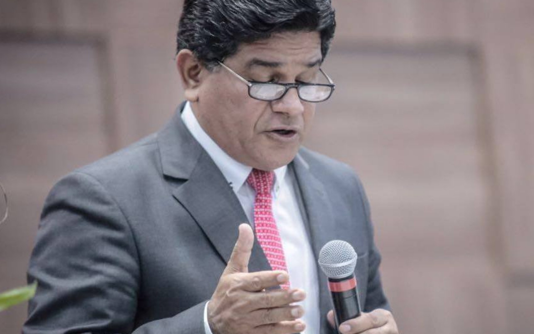 Filha de pastor que seria influente no MEC trabalha em gabinete de deputado goiano