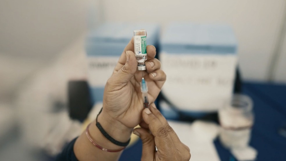 A corrida contra o tempo de cientistas de todo o mundo é abordada em 'A Corrida das Vacinas'. — Foto: Divulgação
