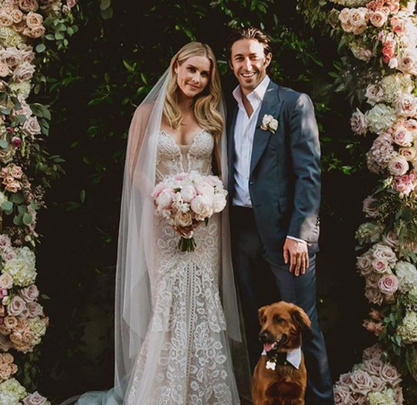 Atriz Claire Holt anunciou que se casou com o executivo imobiliário Andrew Joblin (Foto: Reprodução/Instagram)