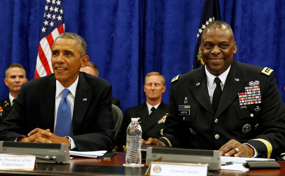 Foto de setembro de 2014 mostra o então presidente dos EUA, Barack Obama, ao lado do general Lloyd Austin III, que deve ser nomeado por Joe Biden como secretário de Defesa dos EUA — Foto: Larry Downing/Arquivo/Reuters