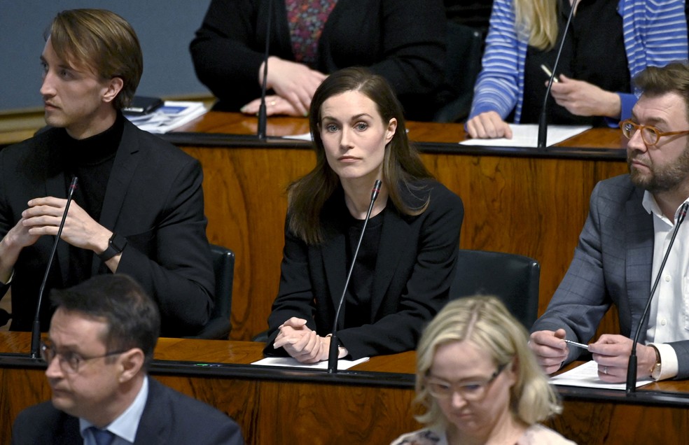 Primeira-ministra da Finlândia, Sanna Marin, observa o plenário que votou a favor do pedido de entrada do país na Otan — Foto: Lehtikuva/Antti Aimo-Koivisto via Reuters