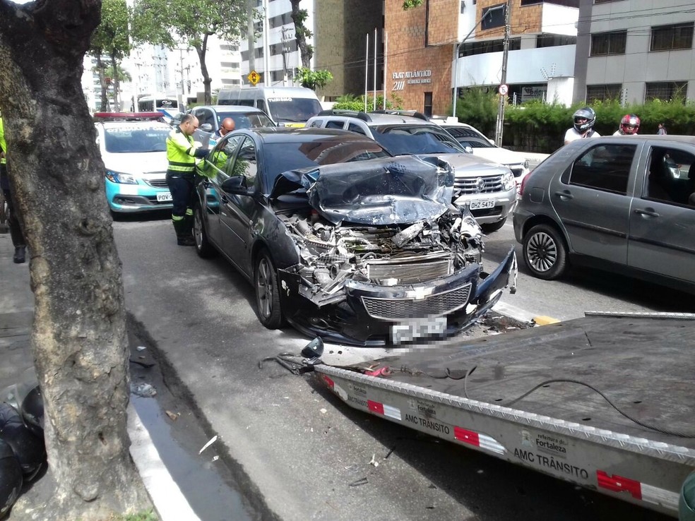 Acidente entre carro, moto e micro-ônibus na Avenida Abolição, em Fortaleza — Foto: Leandro Silva/TV Verdes Mares