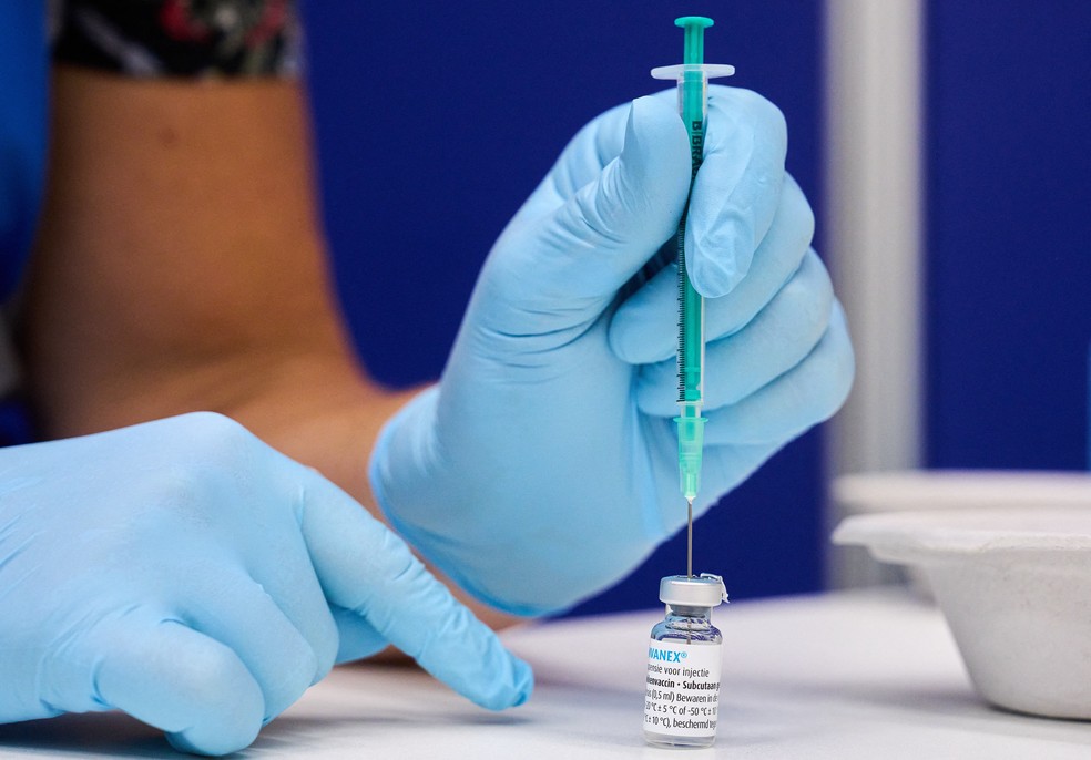 Profissional prepara dose da vacina contra a varíola dos macacos (monkeypox) em Rijswijk, na Holanda, nesta segunda-feira (25). — Foto: Phil Nijhuis / ANP / AFP