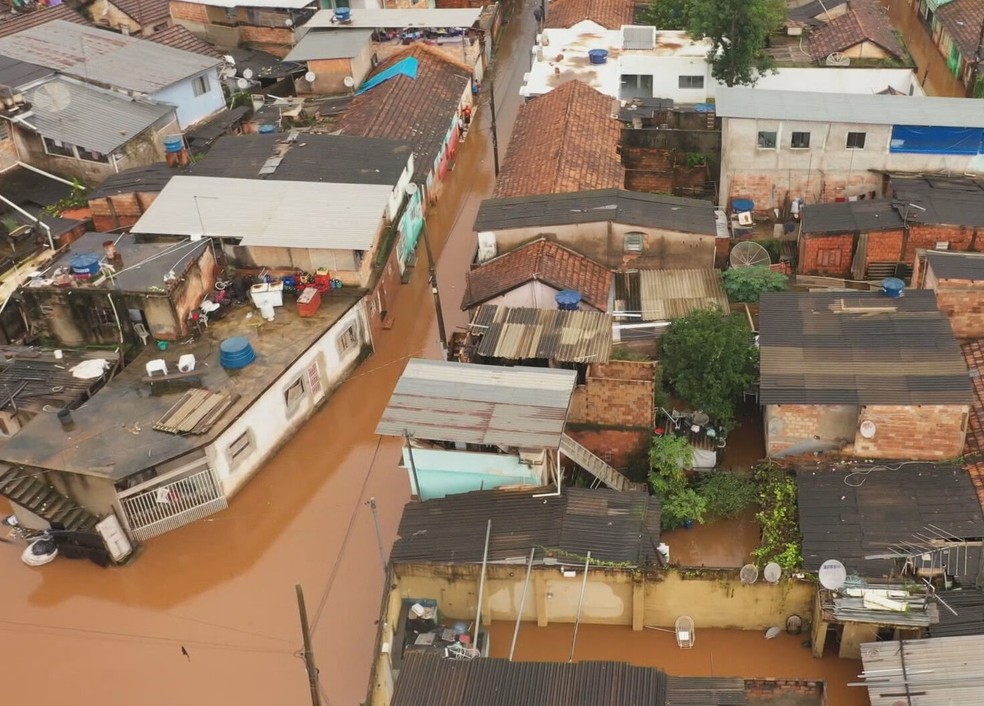 Moradores ainda são resgatadas em Raposos — Foto: TV Globo
