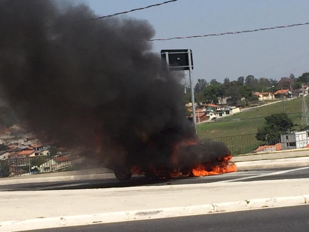 Carro pega fogo em cruzamento da Vila Cambuí com a avenida JK, em São José dos Campos — Foto: Ricardo Santos/Arquivo pessoal