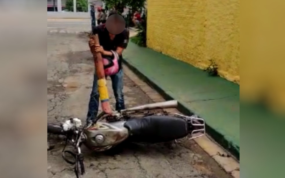 Homem destrói a própria moto após fiscais o avisarem que iam apreender o veículo, em Goiânia — Foto: SMM/Divulgação