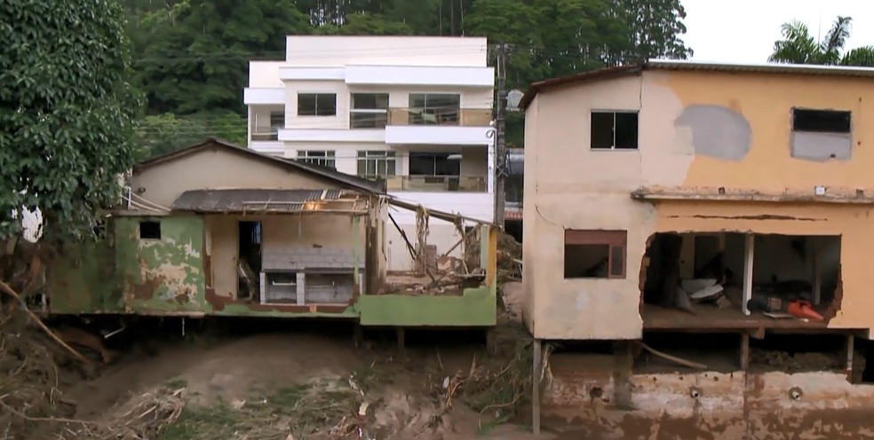 Defesa Civil não sabe dizer quantos imóveis estão com a estrutura comprometida, em Iconha, no ES  — Foto: Reprodução/ TV Gazeta 