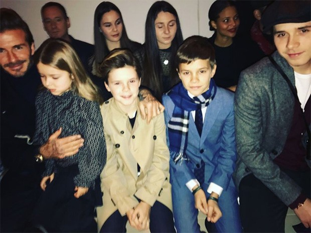 David Beckham and family come to cheer on the Victoria Beckham Autumn/Winter 2017 show (Foto: @suzymenkesvogue)