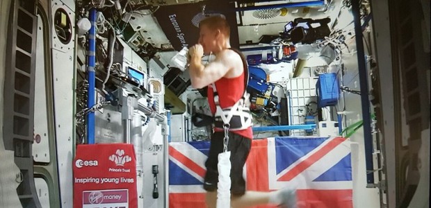 Tim Peake em ação durante a prova no espaço (Foto: Reprodução)