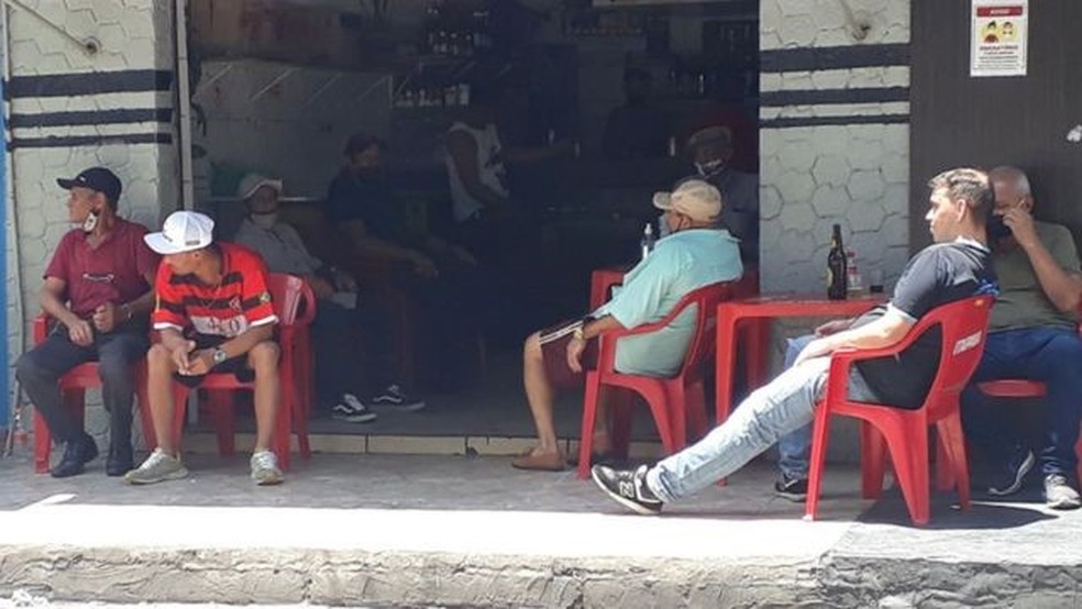 Possibilidade de intensificar medidas restritivas e fechar estabelecimentos comerciais novamente preocupa epidemiologistas, economistas e a população — Foto: Alessandra Goes Alves via BBC