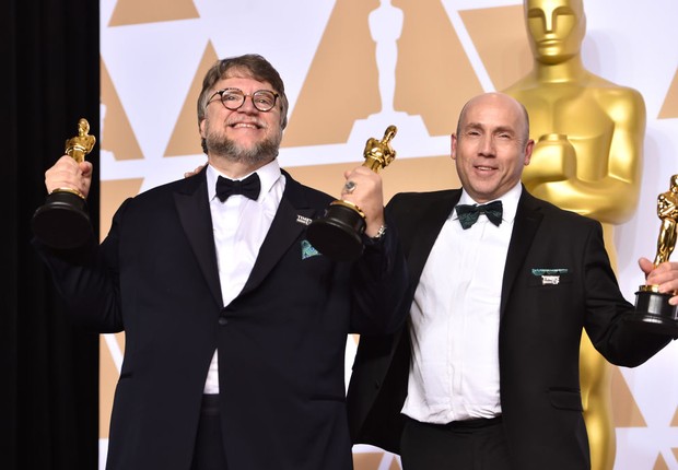Guillermo del Toro, diretor, e J. Miles Dale, produtor. Profissionais levaram o Oscar 2018 de melhor filme, com A Forma da Água (Foto: Alberto E. Rodriguez/Getty Images) Guillermo del Toro, diretor, e J. Miles Dale, produtor. Profissionais levaram o Oscar 2018 de melhor filme, com A Forma da Água (Foto: Alberto E. Rodriguez/Getty Images)