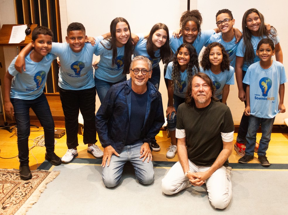 Zé Renato, Lenine e as crianças do Coro Instituto Sabendo Mais na gravação da música 'Queimada' — Foto: Philippe Leon / Divulgação