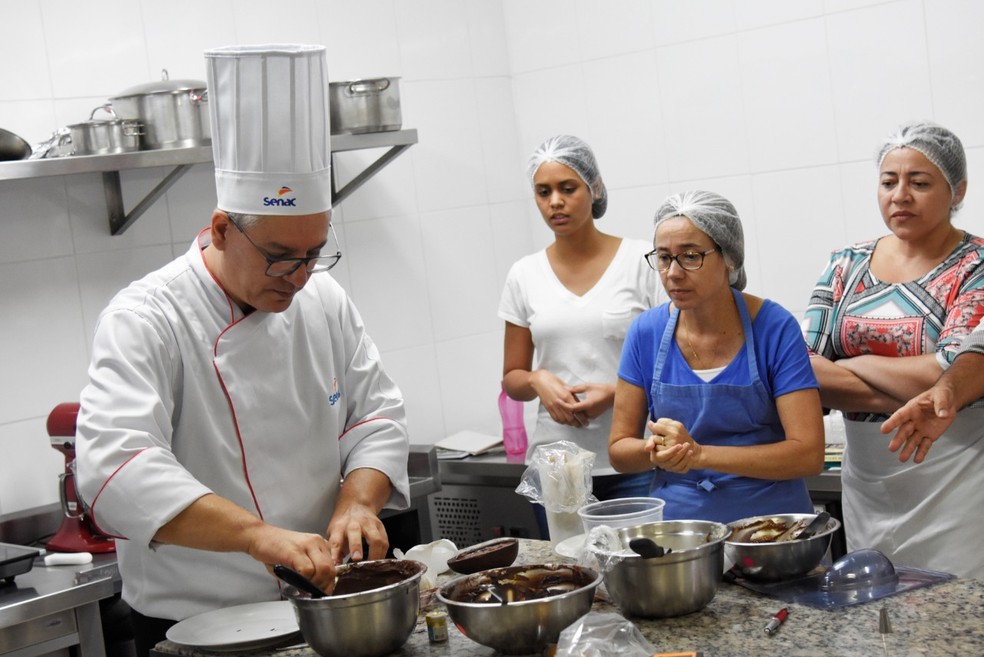 Instrutor e alunos do curso de gastronomia do Senac, em imagem de arquivo — Foto: Senac-DF/ Divulgação