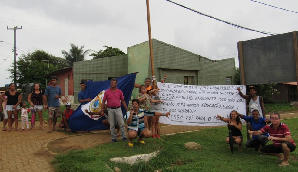 O grupo fez a denÃºcia nas ruas  (Foto: Ana Clara Marinho/TV Globo )