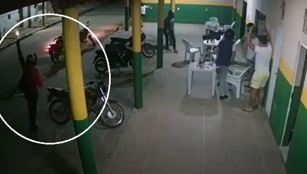 Um dos assaltante atirou para cima durante o arrastão em um bar da loja de conveniência de um posto na localidade de Arapá, em Tianguá, no Ceará. — Foto: Reprodução