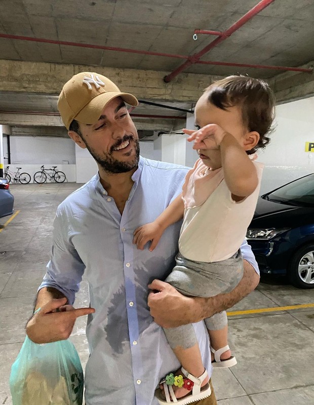 Joaquim Lopes passa por imprevisto com vazamento de fralda da filha (Foto: Reprodução/Instagram)