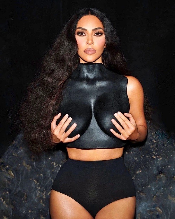 A socialite Kim Kardashian em ensaio com o molde de seus seios (Foto: Instagram)
