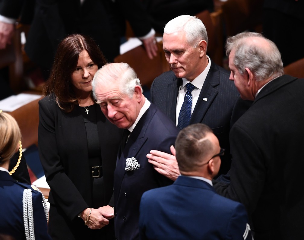 Príncipe Charles da Inglaterra chega a funeral do ex-presidente George H. W. Bush em Washington e cumprimenta Karen Pence, vice-primeira-dama, e Mike Pence, vice-presidente americano — Foto: Brendan Smialowski / AFP