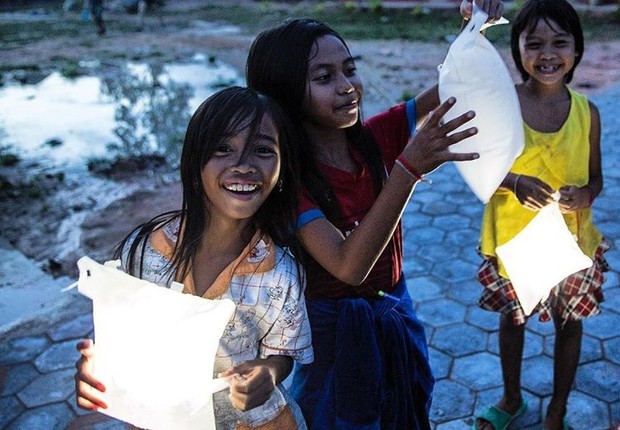 Crianças mostram lâmpadas da empresa LuminAID, que são carregadas com energia solar (Foto: Reprodução/Instagram)