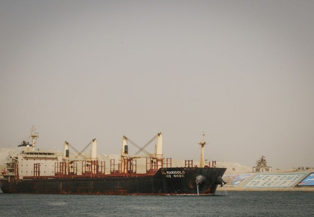 Ever Given, navio que encalhou no Canal de Suez, no Egito, causando bloqueio do tráfego (Foto: Photo by Ahmed Shaker/picture alliance via Getty Images)