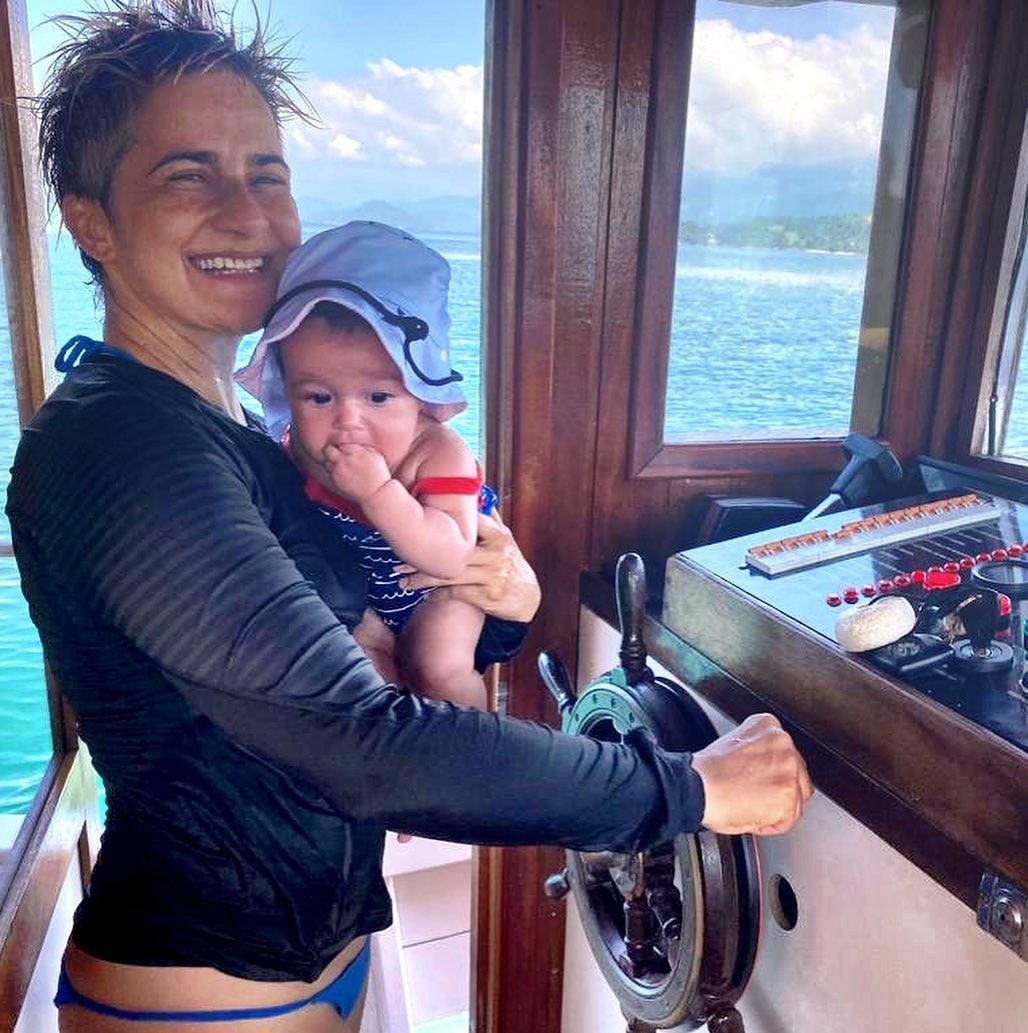 Lan Lanh e Nanda Costa curtem passeio de barco com as filhas gêmeas Kim e Tiê (Foto: Reprodução/Instagram)