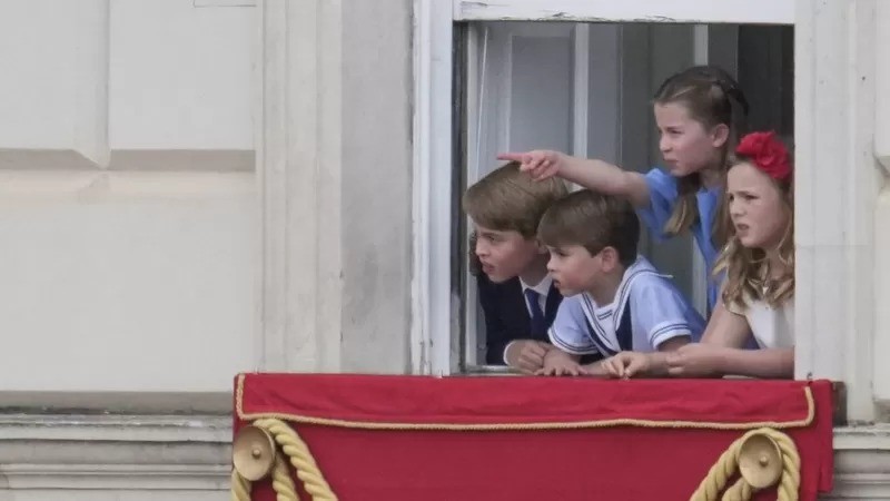 Príncipe George, príncipe Louis, princesa Charlotte e Mia Grace Tindall assistem à cerimônia do Trooping the ColorP (Foto: PA Media via BBC News)