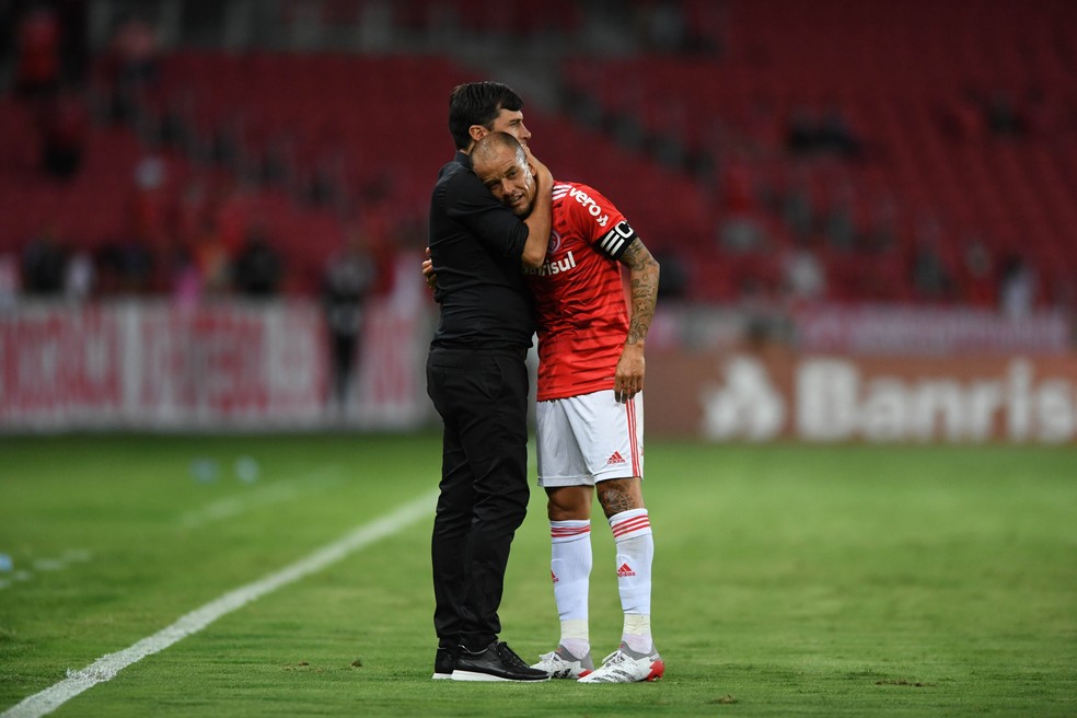 Alexander Medina abraça D'Alessandro após o gol do meia — Foto: Ricardo Duarte/Divulgação, Internacional