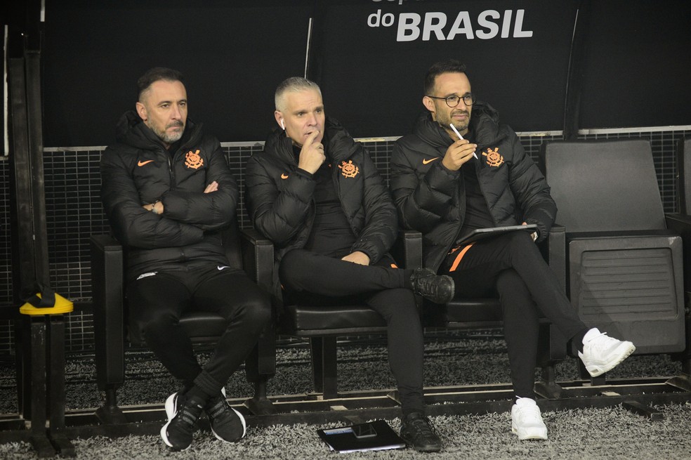 Vítor Pereira, técnico do Corinthians, com os auxiliares Luís Miguel e Filipe Almeida — Foto: Marcos Ribolli